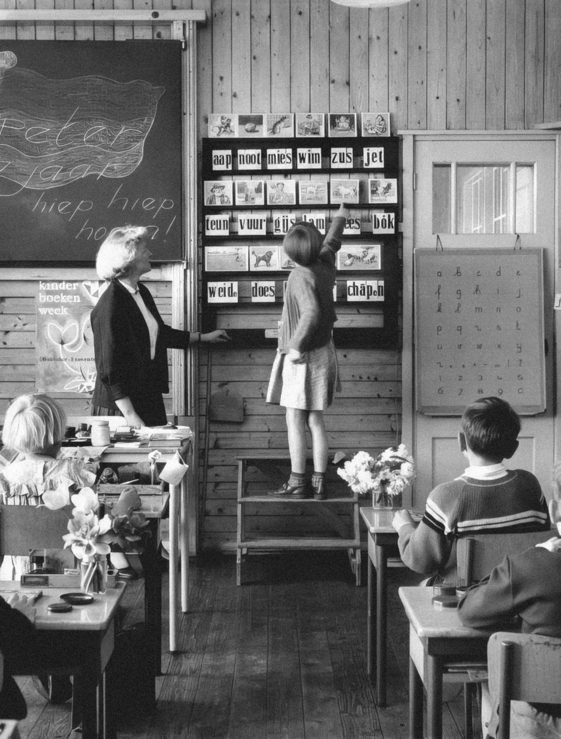 children using an escape room lesson plan to find clues in the classroom